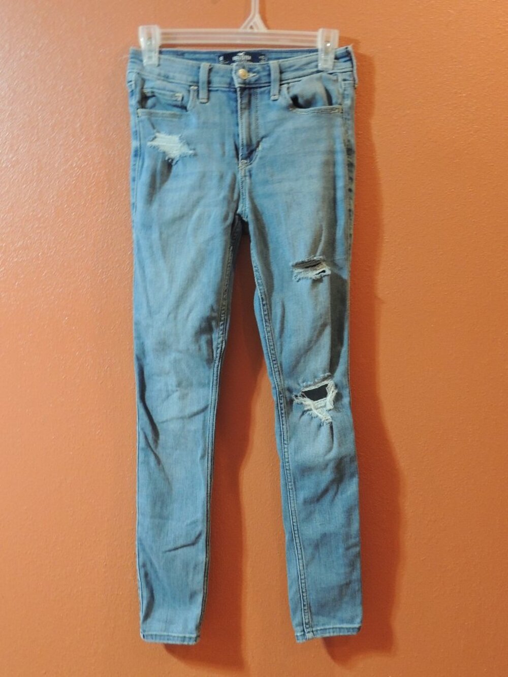 Hollister Jeans Woman 25x29 Distressed Pockets Outdoors Travel Vacation Jeans
